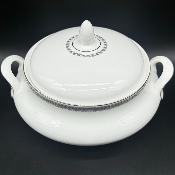 Royal Doulton Ravenswood Covered Serving Bowl England Bone China - Picture 2 of 6